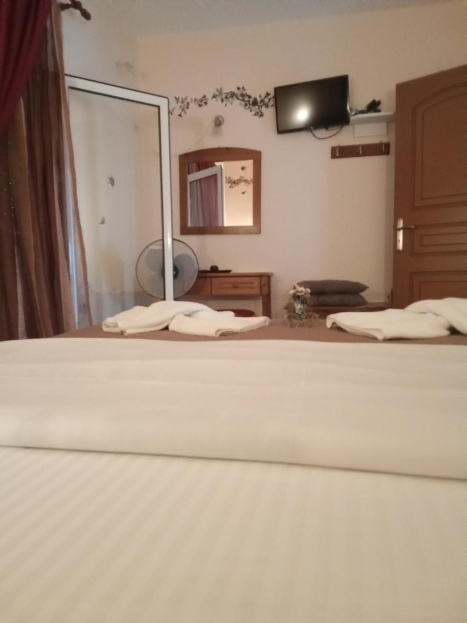 Aparthotel Delfini Akhladherí Esterno foto
