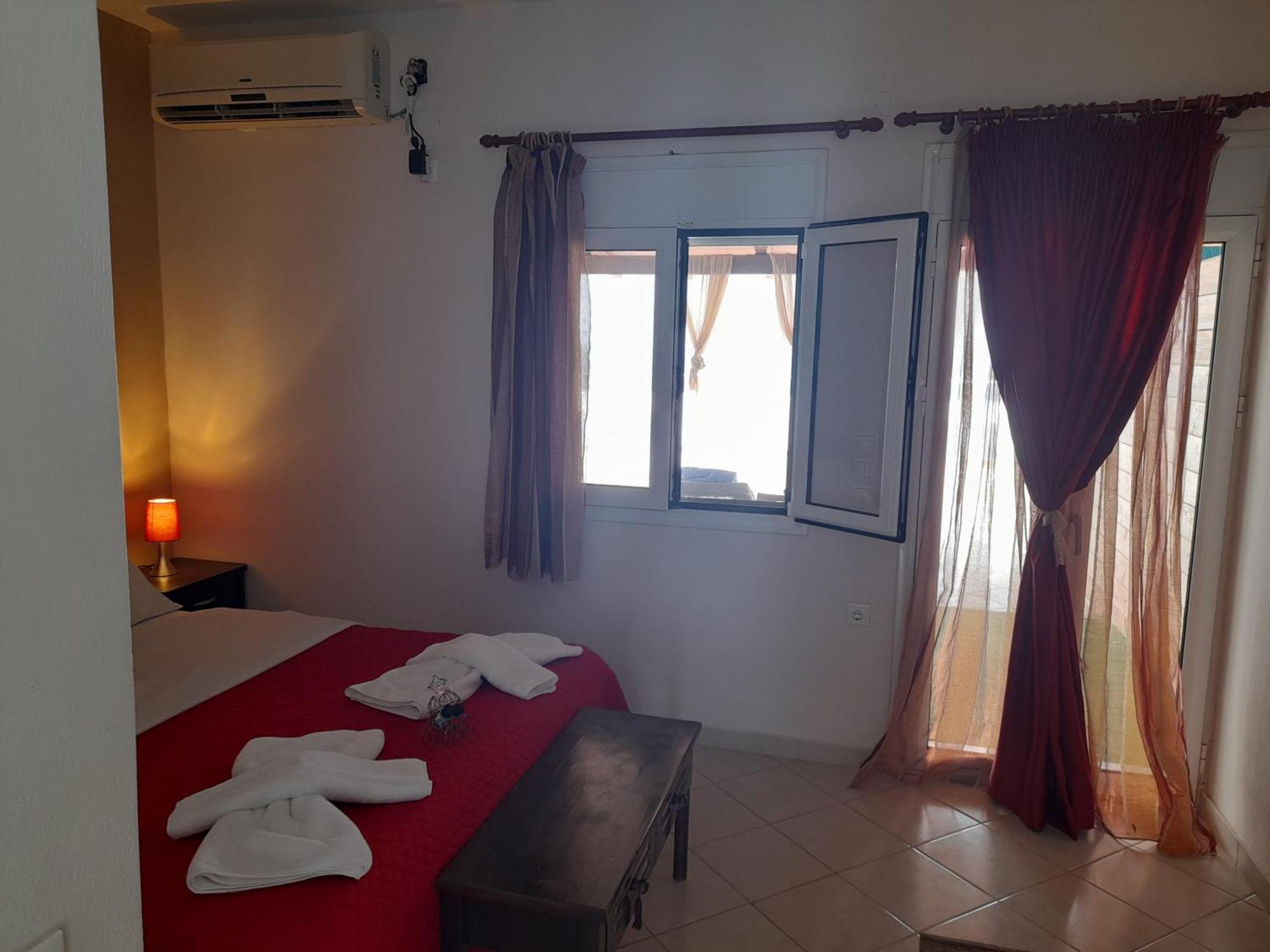 Aparthotel Delfini Akhladherí Esterno foto